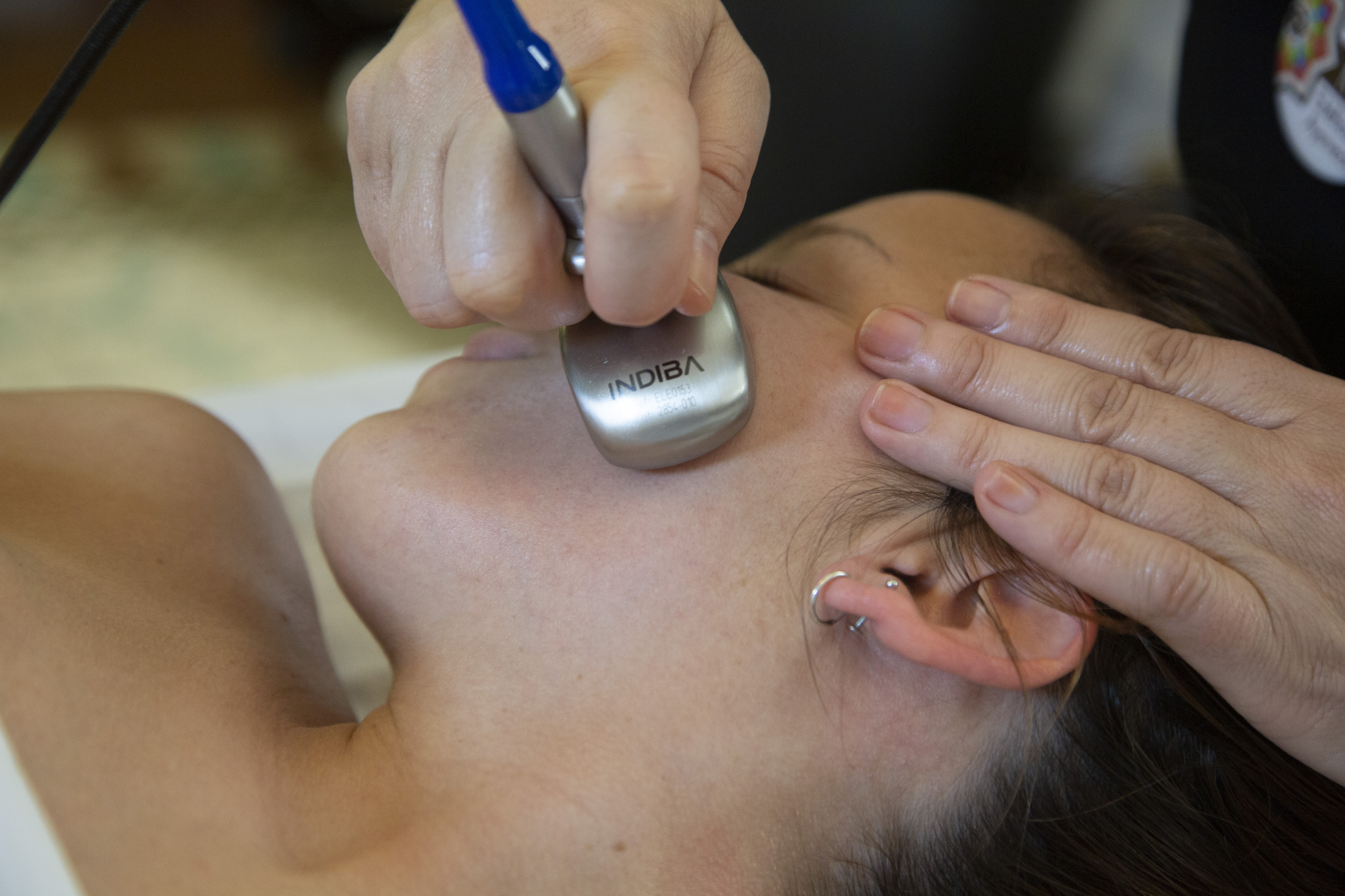 Sesión de tratamiento facial en cabina, cuidado de la piel